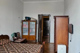 Продается квартира, 3 Kомнатная, Старое здание, Тбилиси, Чугурети