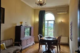 Продается квартира, 3 Kомнатная, Старое здание, Тбилиси, Чугурети