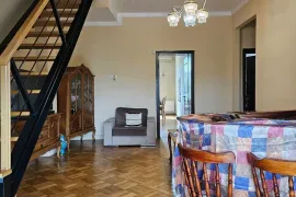 Продается квартира, 3 Kомнатная, Старое здание, Тбилиси, Чугурети