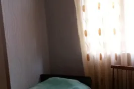 ქირავდება ბინა დღიურად, 2 ოთახიანი, ძველი აშენებული, ბათუმი, აღმაშენებლის უბანი
