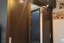 იყიდება მეორადი ტანსაცმლის კარადა. კარგ მდგომარეობაში.