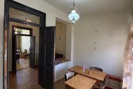 იყიდება ბინა, 3 ოთახიანი, ძველი აშენებული, ქუთაისი, მეფესუთუბანი