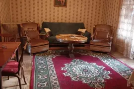 იყიდება ბინა, 4 ოთახიანი, ძველი აშენებული, ბათუმი, აღმაშენებლის უბანი