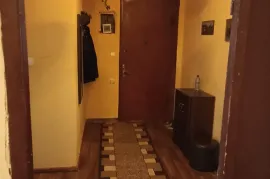 იყიდება ბინა, 4 ოთახიანი, ძველი აშენებული, ბათუმი, აღმაშენებლის უბანი