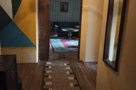იყიდება ბინა, 4 ოთახიანი, ძველი აშენებული, ბათუმი, აღმაშენებლის უბანი