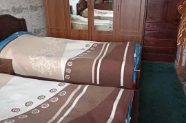 იყიდება ბინა, 4 ოთახიანი, ძველი აშენებული, ბათუმი, აღმაშენებლის უბანი
