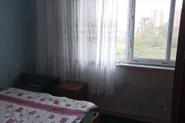 იყიდება ბინა, 4 ოთახიანი, ძველი აშენებული, ბათუმი, აღმაშენებლის უბანი