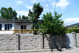 Продается квартира, 3 Kомнатная, Старое здание,  Окрестности Тбилиси, Цхнети