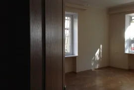 ქირავდება ბინა, 3 ოთახიანი, ძველი აშენებული, თბილისი, საბურთალო