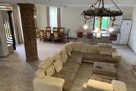 Аренда Дома, 7 Kомнатная,  Окрестности Тбилиси, Коджори