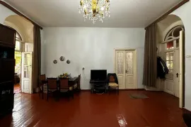 იყიდება ბინა, 4 ოთახიანი, ძველი აშენებული, თბილისი, სოლოლაკი