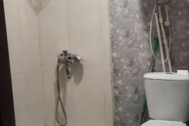 ქირავდება ბინა, 2 ოთახიანი, ძველი აშენებული, თბილისი, საბურთალო