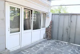 For Rent, 3 Room, Old building, Tbilisi, saburtalo