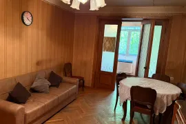 ქირავდება ბინა, 2 ოთახიანი, ძველი აშენებული, თბილისი, საბურთალო