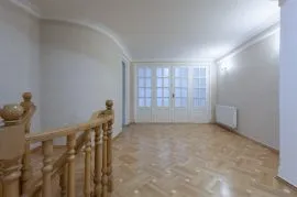 For Rent, 4 Room, Old building, Tbilisi, vake