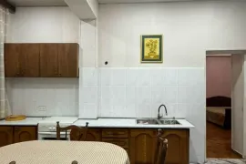 ქირავდება ბინა, 3 ოთახიანი, ძველი აშენებული, თბილისი, სოლოლაკი