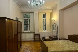 ქირავდება ბინა, 3 ოთახიანი, ძველი აშენებული, თბილისი, სოლოლაკი
