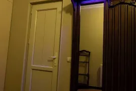 გირავდება ბინა, 2 ოთახიანი, ძველი აშენებული, ბათუმი, ხიმშიაშვილის უბანი