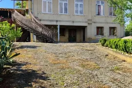 იყიდება სახლი, 8 ოთახიანი, ზუგდიდი