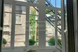 Продается квартира, 3 Kомнатная, Старое здание, Тбилиси, Вера