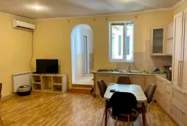 For Rent, 3 Room, Old building, Tbilisi, Sololaki