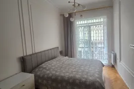 ქირავდება ბინა დღიურად, 4 ოთახიანი, ძველი აშენებული, ბათუმი, ძველი ბათუმის უბანი