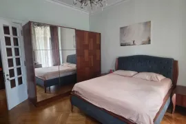 ქირავდება ბინა დღიურად, 4 ოთახიანი, ძველი აშენებული, ბათუმი, ძველი ბათუმის უბანი
