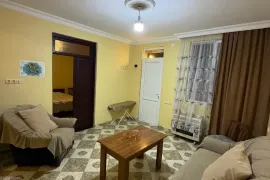 ქირავდება ბინა, 2 ოთახიანი, ძველი აშენებული, ბათუმი, აეროპორტის უბანი