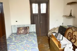 Продается квартира, 3 Kомнатная, Старое здание, Тбилиси, Чугурети