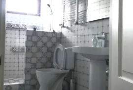 Продается квартира, 3 Kомнатная, Старое здание, Тбилиси, Чугурети