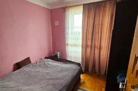 იყიდება ბინა, 3 ოთახიანი, ძველი აშენებული, გორი, გორი