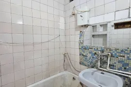 Продается квартира, 3 Kомнатная, Старое здание, Тбилиси, Исани