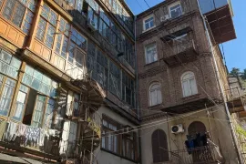 იყიდება ბინა, 4 ოთახიანი, ძველი აშენებული, თბილისი, სოლოლაკი