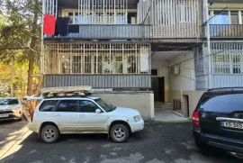 იყიდება ბინა, 3 ოთახიანი, ძველი აშენებული, თბილისი, საბურთალო