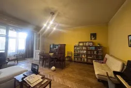 Продается квартира, 4 Kомнатная, Старое здание, Тбилиси, Чугурети