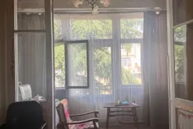 Продается квартира, 4 Kомнатная, Старое здание, Тбилиси, Чугурети
