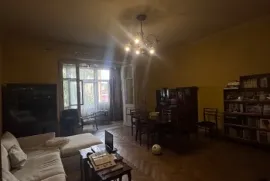 Продается квартира, 4 Kомнатная, Старое здание, Тбилиси, Чугурети
