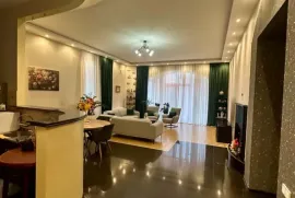 იყიდება სახლი, 10 ოთახიანი, თბილისი, საბურთალო