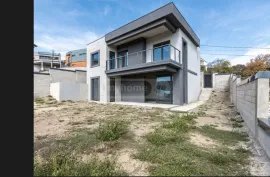 House For Sale, Napetvrebi