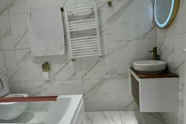 ქირავდება ბინა დღიურად, 3 ოთახიანი, ახალი აშენებული, თბილისი, საბურთალო