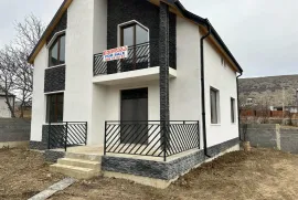 House For Sale, Lisi