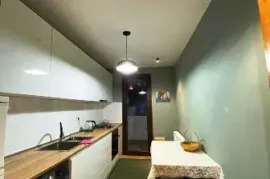 Аренда, 3 Kомнатная, Старое здание, saburtalo