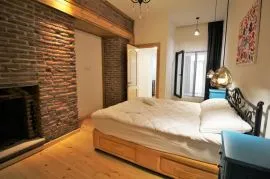 Аренда квартир посуточно, 3 Kомнатная, Старое здание, Тбилиси, Мтацминда