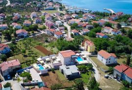 PREKRASNA VILLA SA 8 APARTMANSKIH JEDINICA I DVA BAZENA, Privlaka, Maison