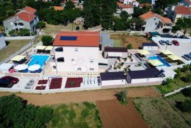 PREKRASNA VILLA SA 8 APARTMANSKIH JEDINICA I DVA BAZENA, Privlaka, Maison