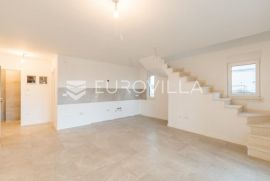 Istra, Volme, dvoetažni stan 106 m2 samo 300 m od mora, Medulin, Appartment