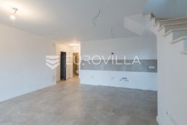 Istra, Volme, dvoetažni stan 106 m2 samo 300 m od mora, Medulin, Appartment