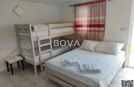 Kuća sa 4 apartmana 240 m2 – Nin *Prvi red do mora* (ID-2241), Nin, Famiglia