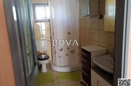 Kuća sa 4 apartmana 240 m2 – Nin *Prvi red do mora* (ID-2241), Nin, Famiglia