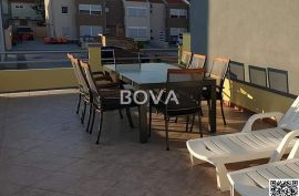 Kuća sa 4 apartmana 240 m2 – Nin *Prvi red do mora* (ID-2241), Nin, Famiglia